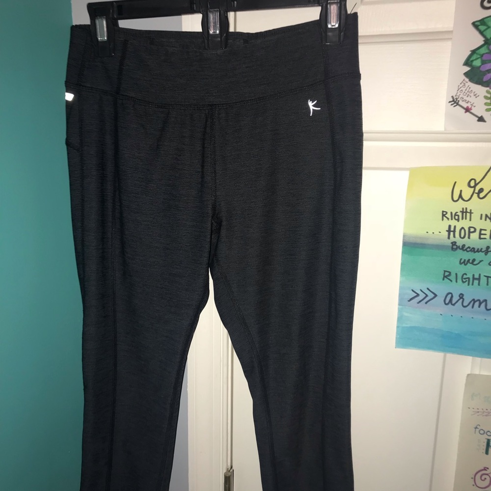 Cropped grey leggings